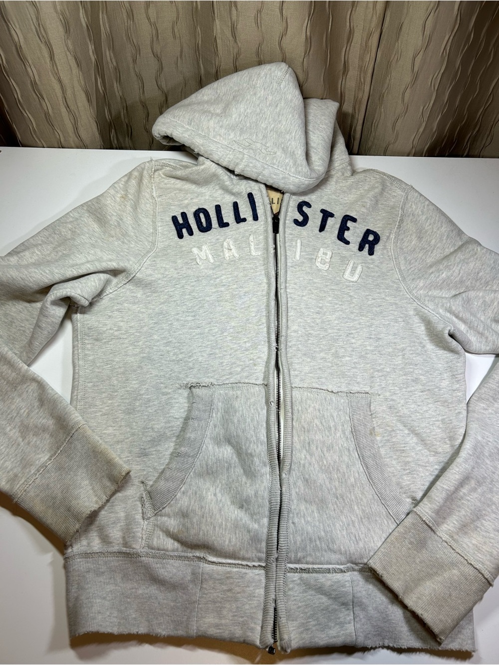 Hollister Men’s Large L Light Gray Full Zip Distressed Hoodie Navy Logo Malibu